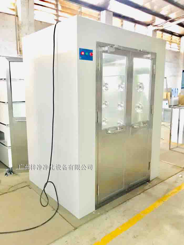 烤漆風淋室采用冷軋鋼板作為基材,表面經過烤漆處理。 烤漆風淋室采用冷軋鋼板作為基材,表面經過烤漆處理。