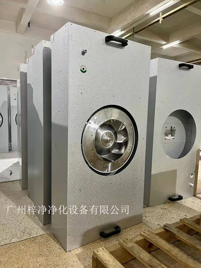 直流FFU適用于半導(dǎo)體、電子、平板顯示器和磁盤驅(qū)動器的廠家及光學(xué)、生物工業(yè)及其它對空氣中污染有嚴格控制要求的地方。