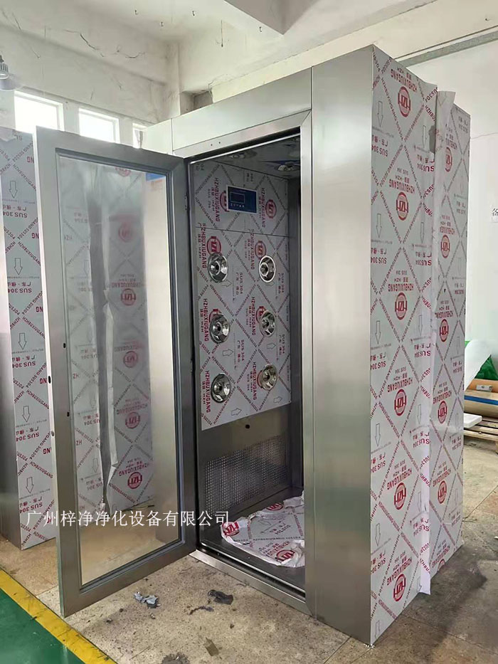 風(fēng)淋室的主要功能是通過高速氣流將塵埃和污物吹離工作人員的衣物和身體，從而確保進入潔凈室的環(huán)境符合規(guī)定的潔凈度標(biāo)準(zhǔn)。
