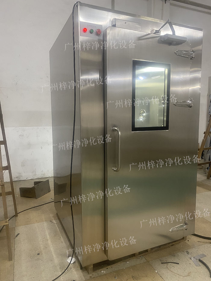 高端滿焊風淋室采用滿焊接工藝，無縫連接，防止塵埃進入，確保潔凈室的空氣質量。