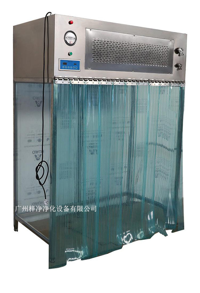 百級潔凈層流罩它主要由箱體、風機、初效空氣過濾器、高效空氣過濾器、阻尼層、燈具等組成。