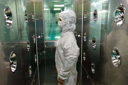 風淋室和貨淋室吹淋過程產生的灰塵通過三重機制實現定向處理。