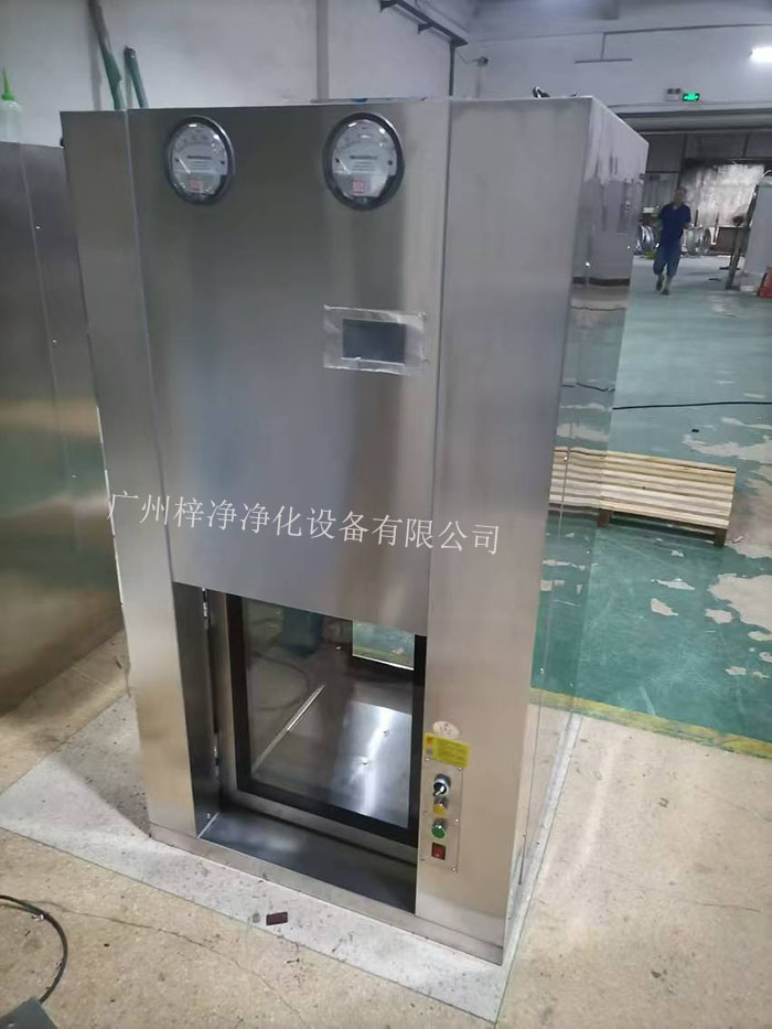 傳遞窗是一種用于潔凈室內部或潔凈室與外界之間傳遞物品的設備,可以防止外部污染進入潔凈室。 傳遞窗是一種用于潔凈室內部或潔凈室與外界之間傳遞物品的設備,可以防止外部污染進入潔凈室。