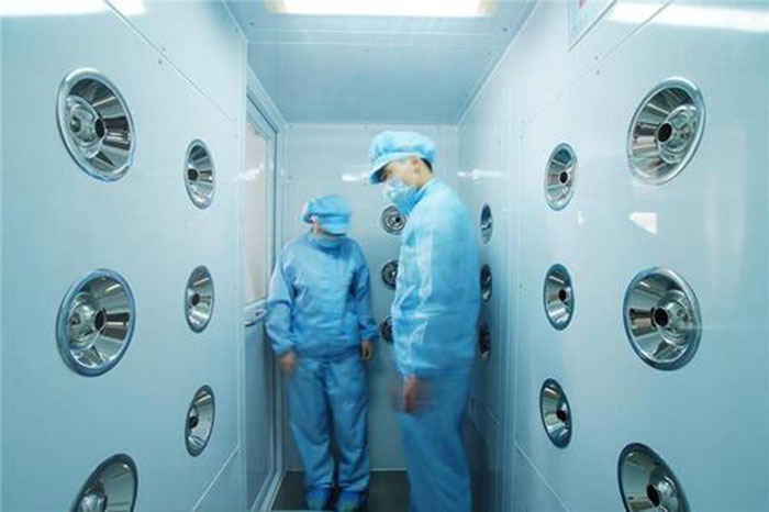 進入風淋室前，應(yīng)佩戴專用鞋套和帽子，鞋套應(yīng)與地面接觸面完全覆蓋，帽子則應(yīng)能覆蓋頭發(fā)，防止頭發(fā)飛揚。