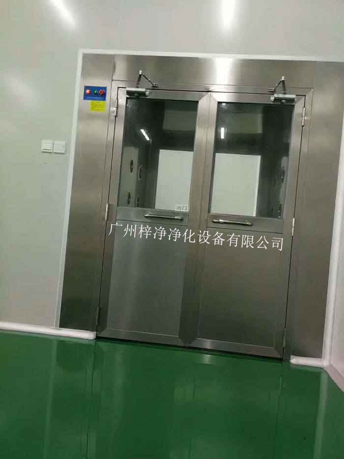 風(fēng)淋室外觀檢查整體結(jié)構(gòu)是保證風(fēng)淋室正常運行和潔凈度的重要環(huán)節(jié)。