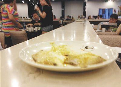 客人剩下的魚,被擺在一旁的石臺(tái)上,它們隨后被送往后廚,繞一圈后再次出現(xiàn)在餐臺(tái)。